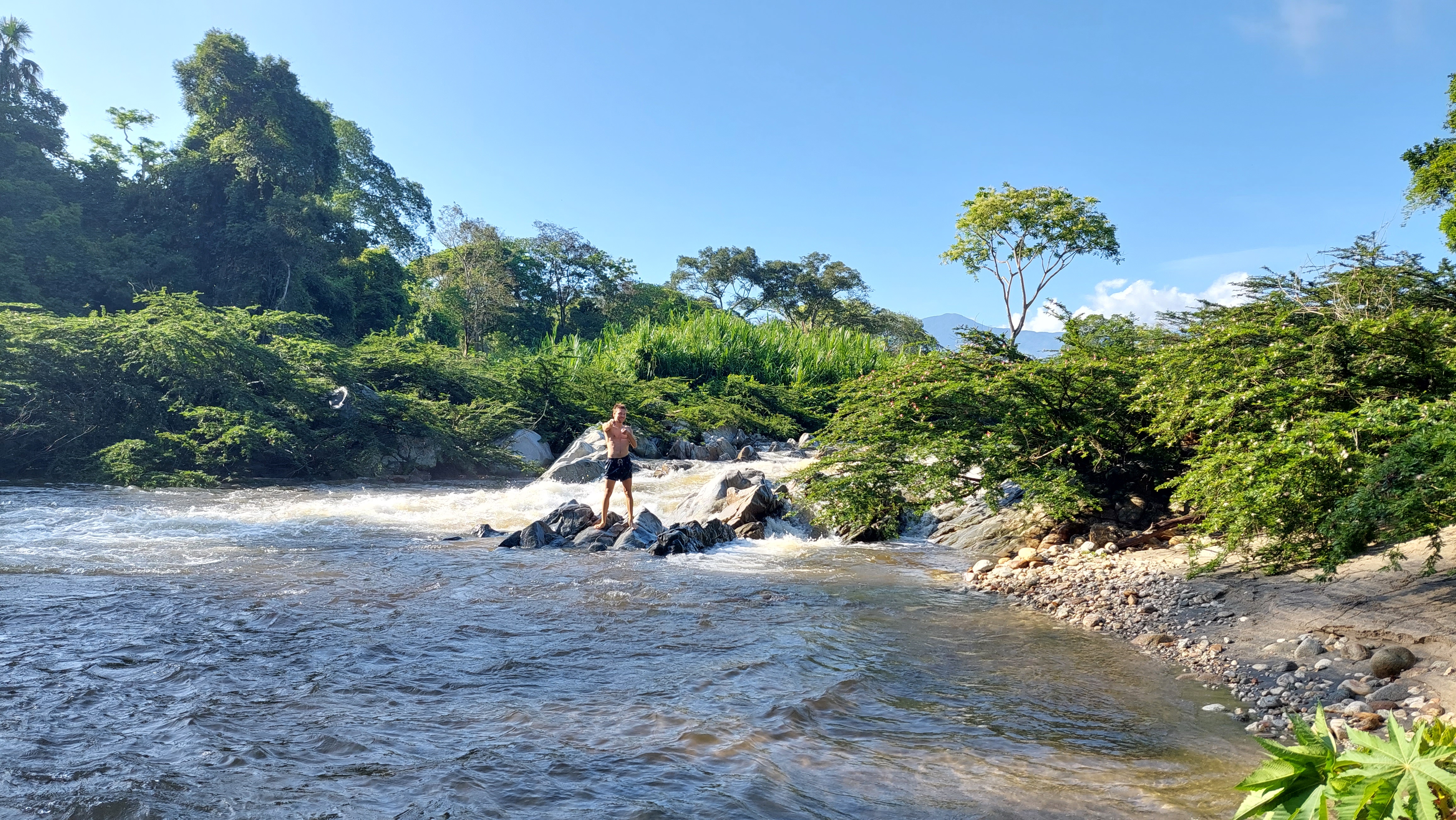 Max Steine im Fluss